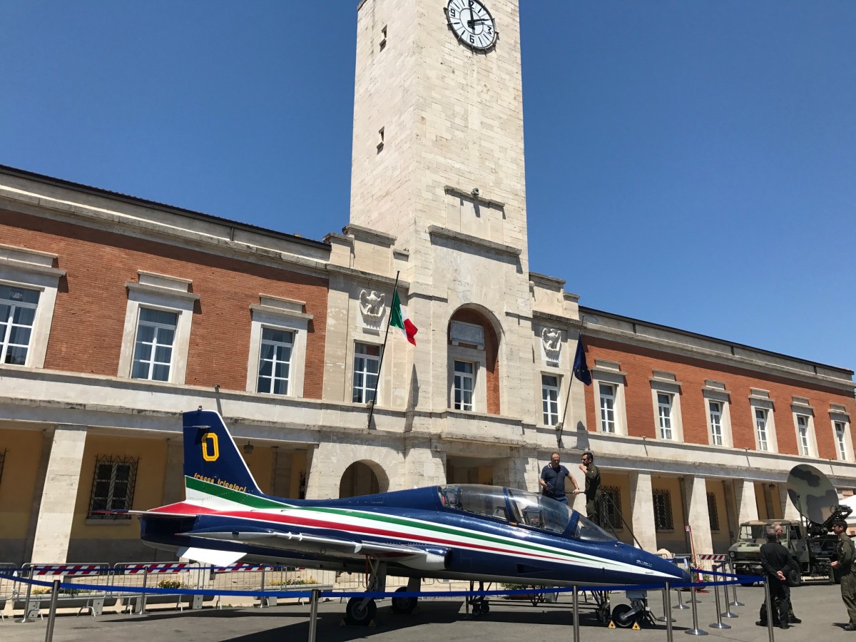 In piazza del Popolo in mostra un aereo delle Frecce Tricolori