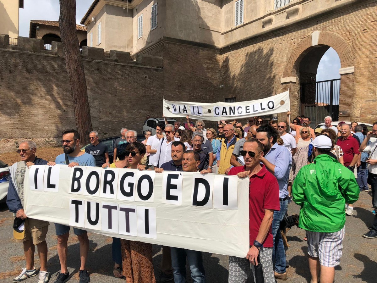 Pomezia: cittadini manifestano davanti l'ingresso del Borgo di Pratica di Mare