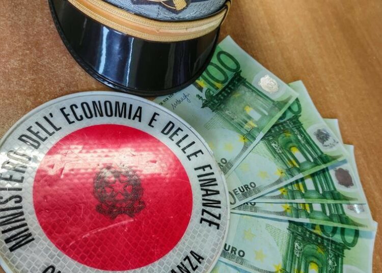 Shopping con banconote da 100 euro false: arrestato dai finanzieri - Il  Caffe