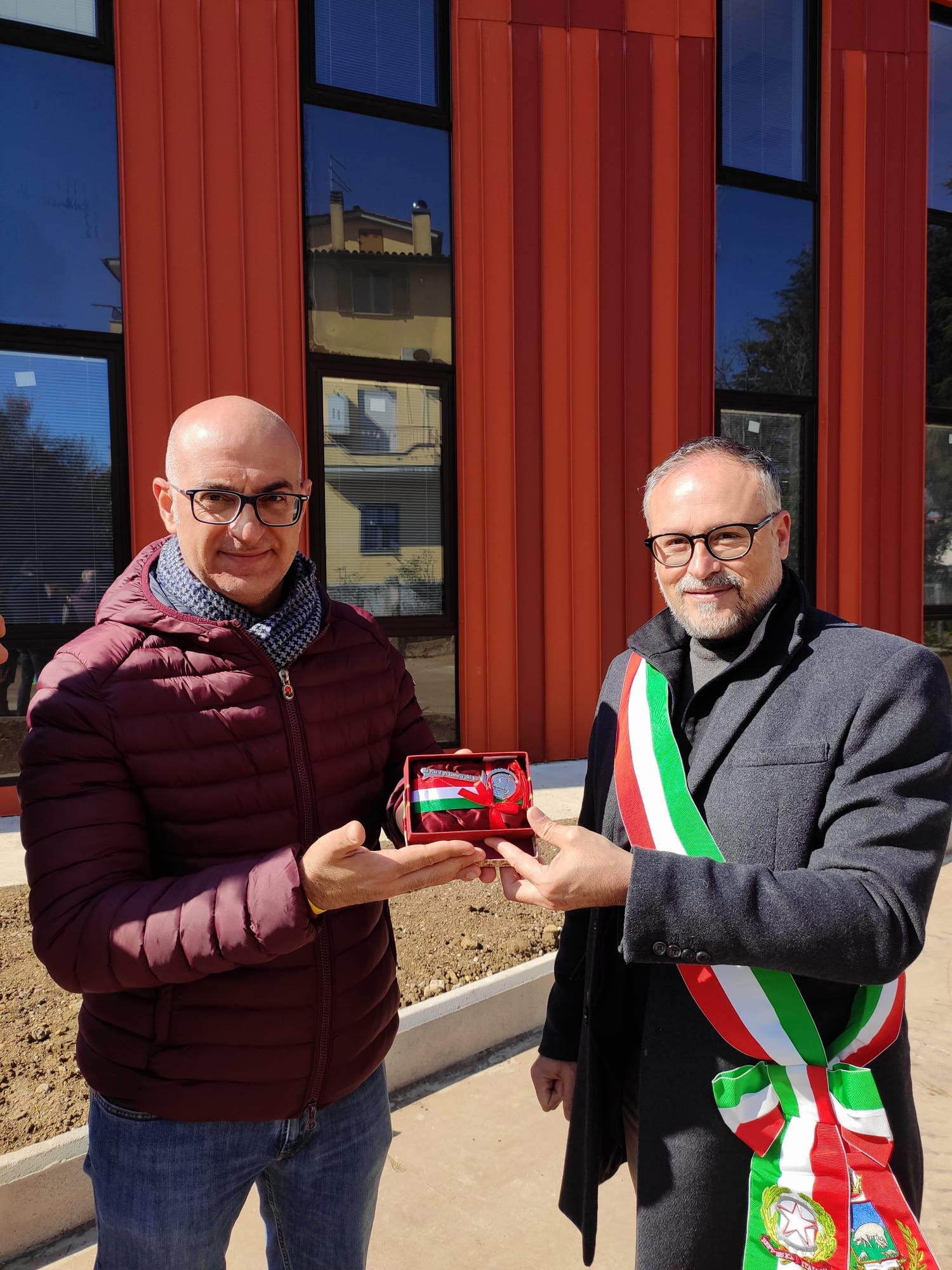 Pavona, il sindaco Borelli consegna al preside le chiavi della nuova scuola di via Torino. Ecco le foto
