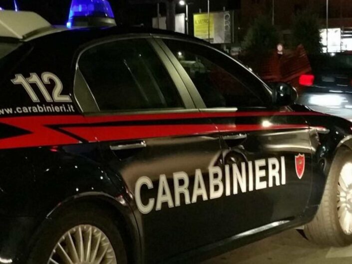 I carabinieri devono notificare un atto a una coppia: 