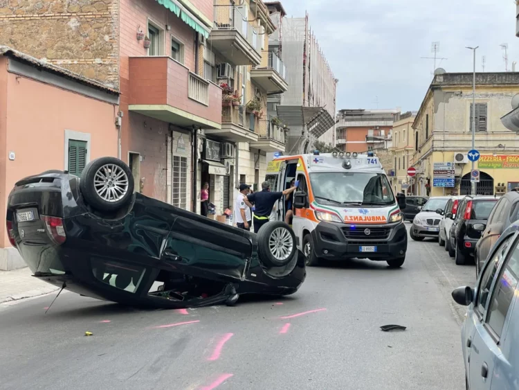 Si ribalta con l’auto in via Romana a Nettuno, ferito un giovane