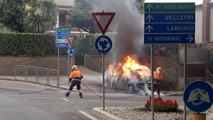 Genzano, automobile a fuoco, tangenziale chiusa al traffico (Video e Foto)