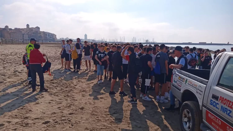 Gli studenti dell’Itis e del Segneri puliscono le spiagge di Nettuno