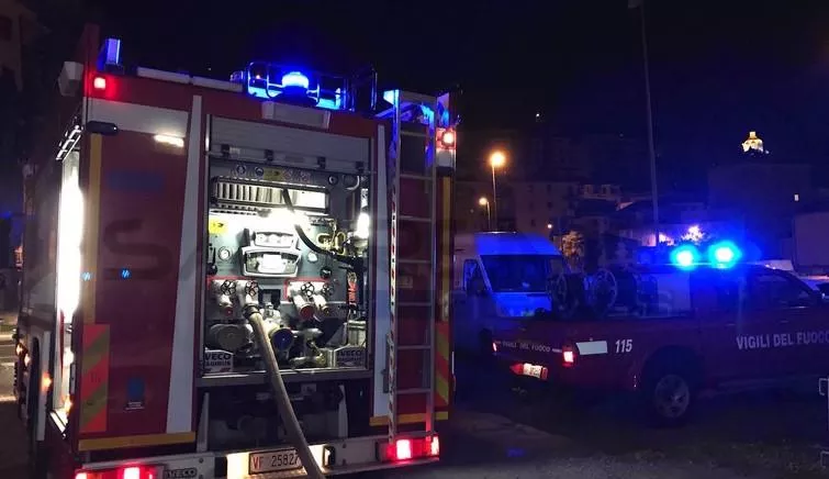 Incendio la scorsa notte ad Anzio, distrutte tre auto e un autocarro