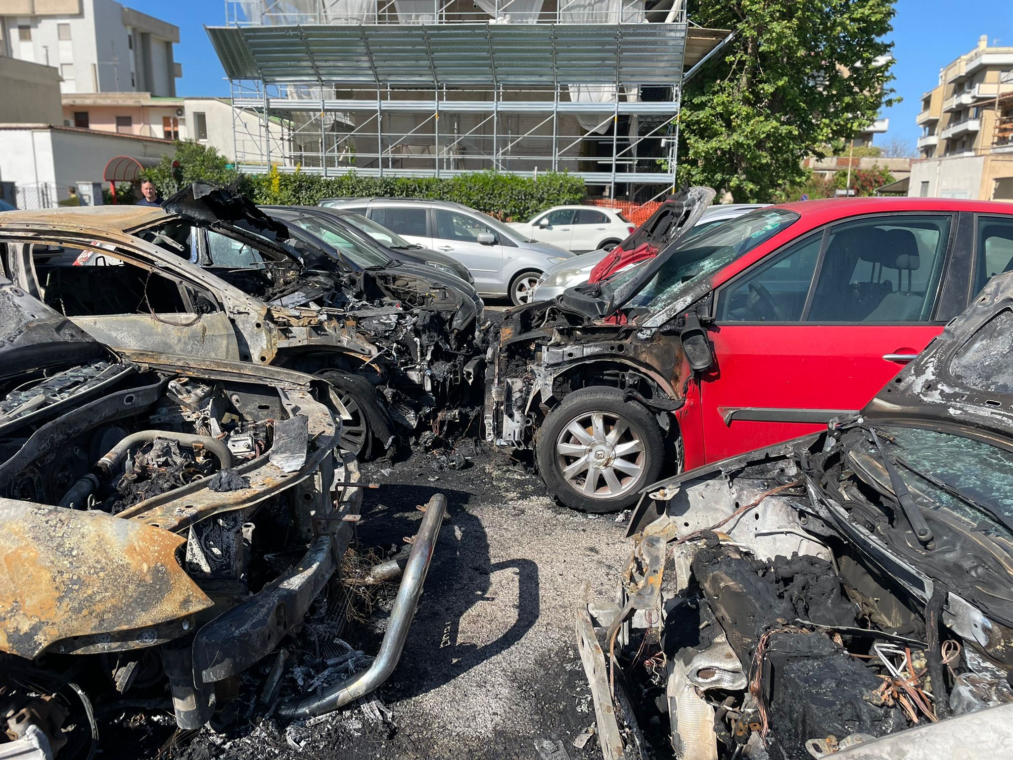 Corto circuito su una vettura, otto auto distrutte dalle fiamme a Nettuno