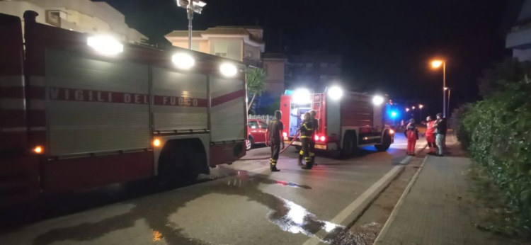 Esplosione e incendio in via Moro a Nettuno, evacuata una palazzina