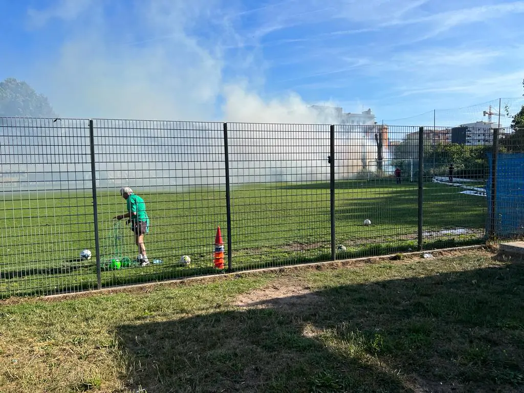 Vasto incendio in zona Loricina a Nettuno, le fiamme vicine al campo di calcio