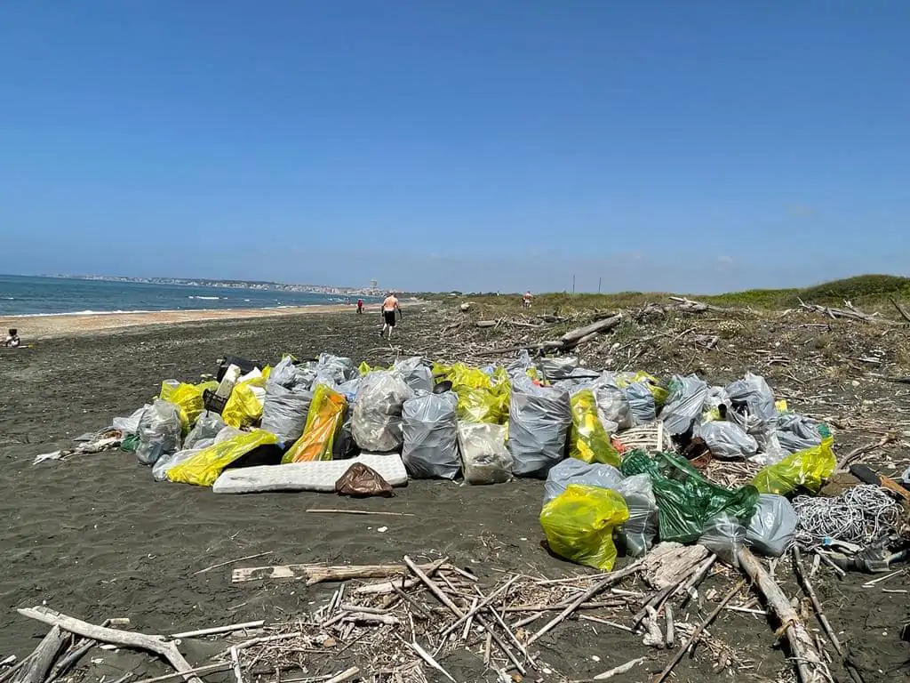 Volontari e militari puliscono la spiaggia del Poligono, il 19 giugno si fa il bis