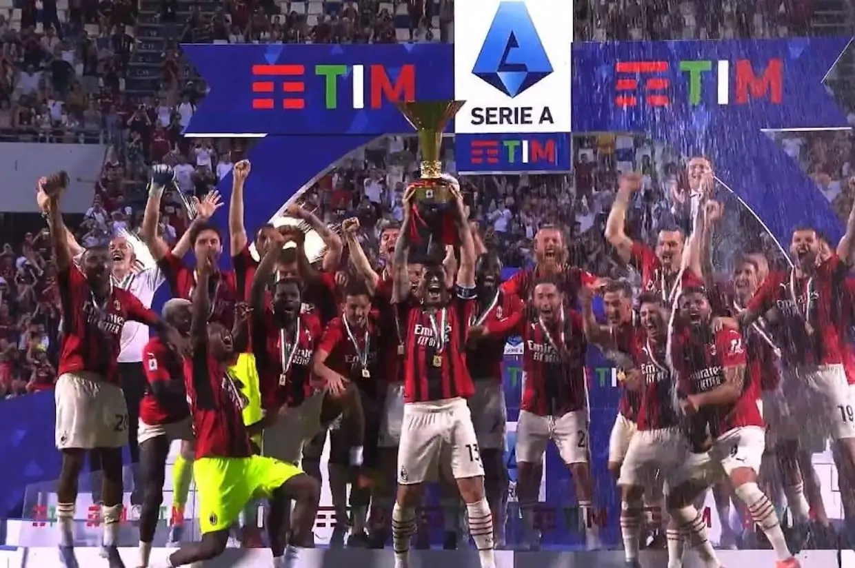 Milan campione d’Italia, il Capitano Romagnoli di Nettuno alza la coppa