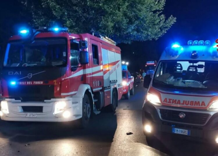Roulotte distrutta dalle fiamme in un Camping ad Anzio, ferito un uomo