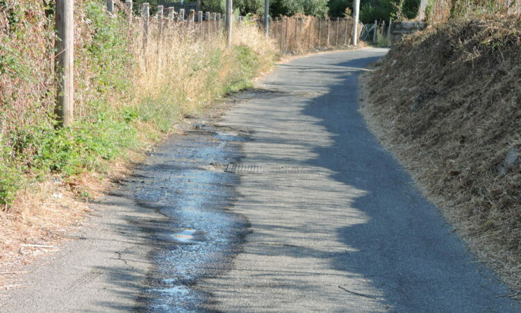 Genzano, degrado e perdite di acqua in via dell'Aspro: buche, strada dissestata