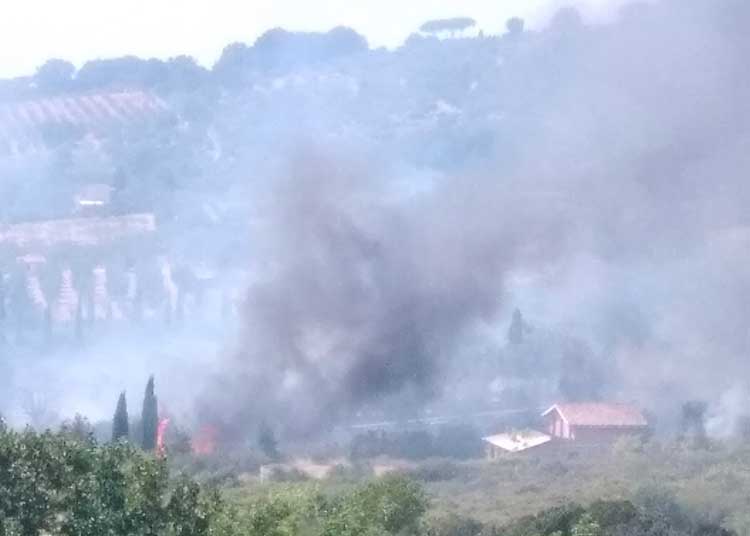 Genzano, un vasto incendio: a rischio ville e casolari