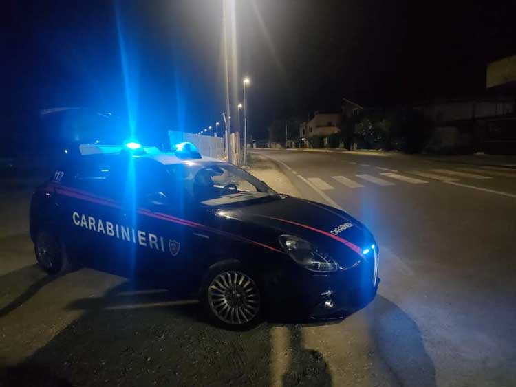 Danneggia distributore a Nettuno, i Carabinieri lo fermano e trovano droga