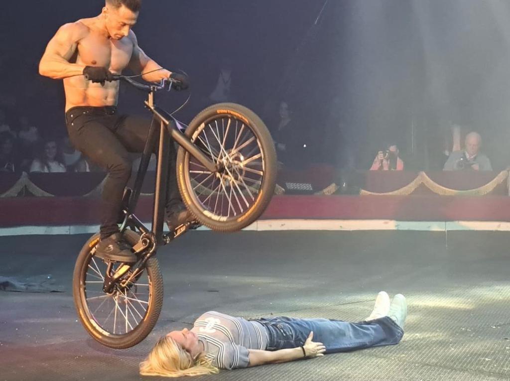 Ilary Blasi al circo: in pista per il numero con la bici