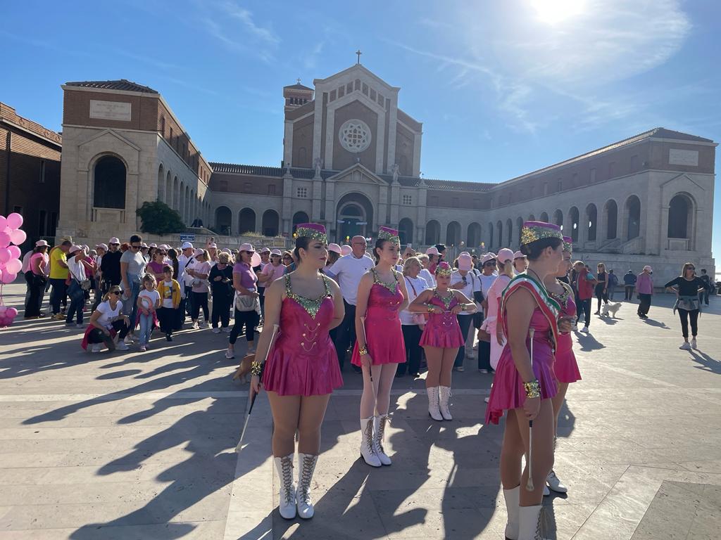 Folla alla Camminata in rosa a Nettuno, la prevenzione è glamour