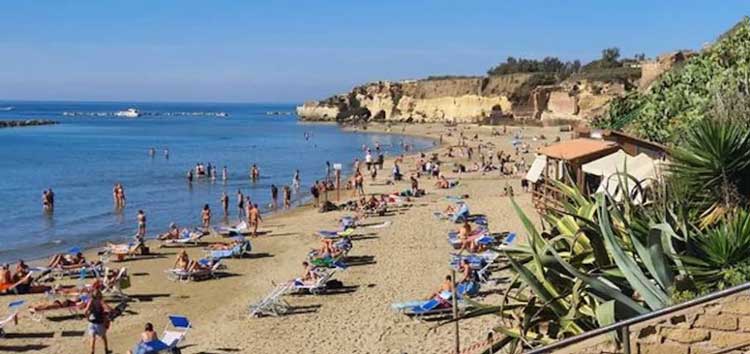 Caldo record, pienone in spiaggia alle Grotte di Nerone il 31 ottobre