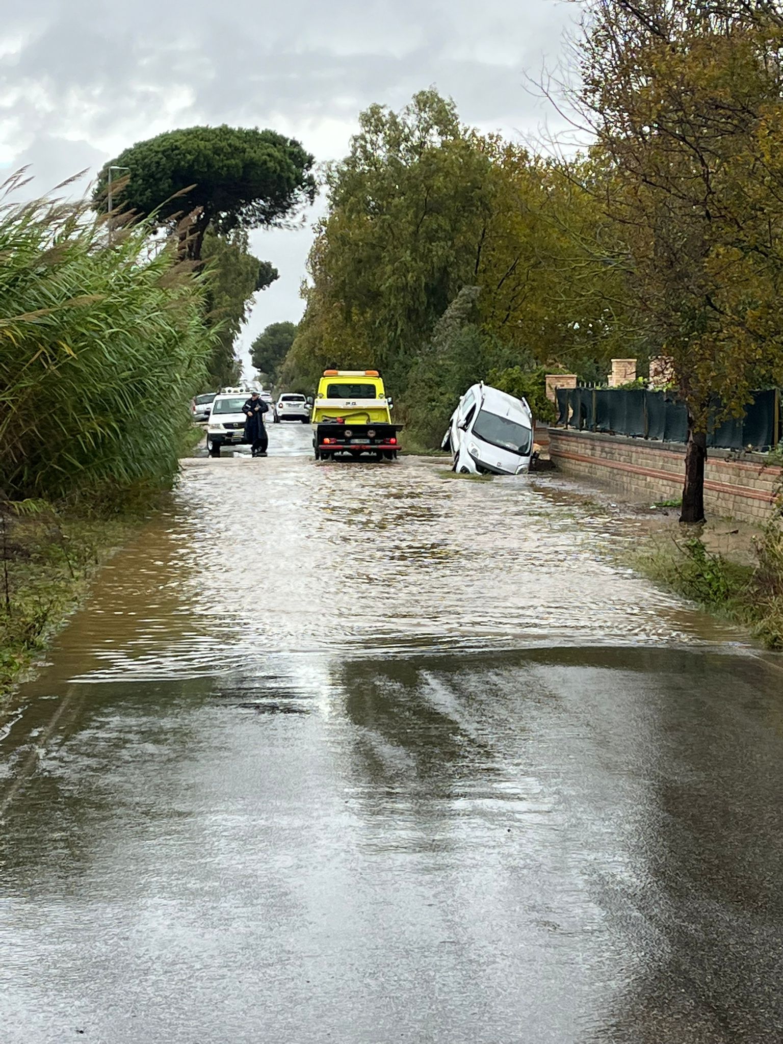 Maltempo e allagamenti, auto finisce in un avvallamento in via Cipriani ad Anzio