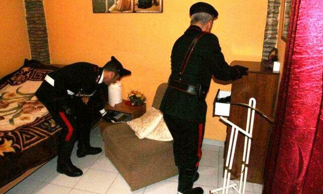 Soldi al carabiniere per evitare i controlli alla 'casa a luci rosse': prostituta a processo
