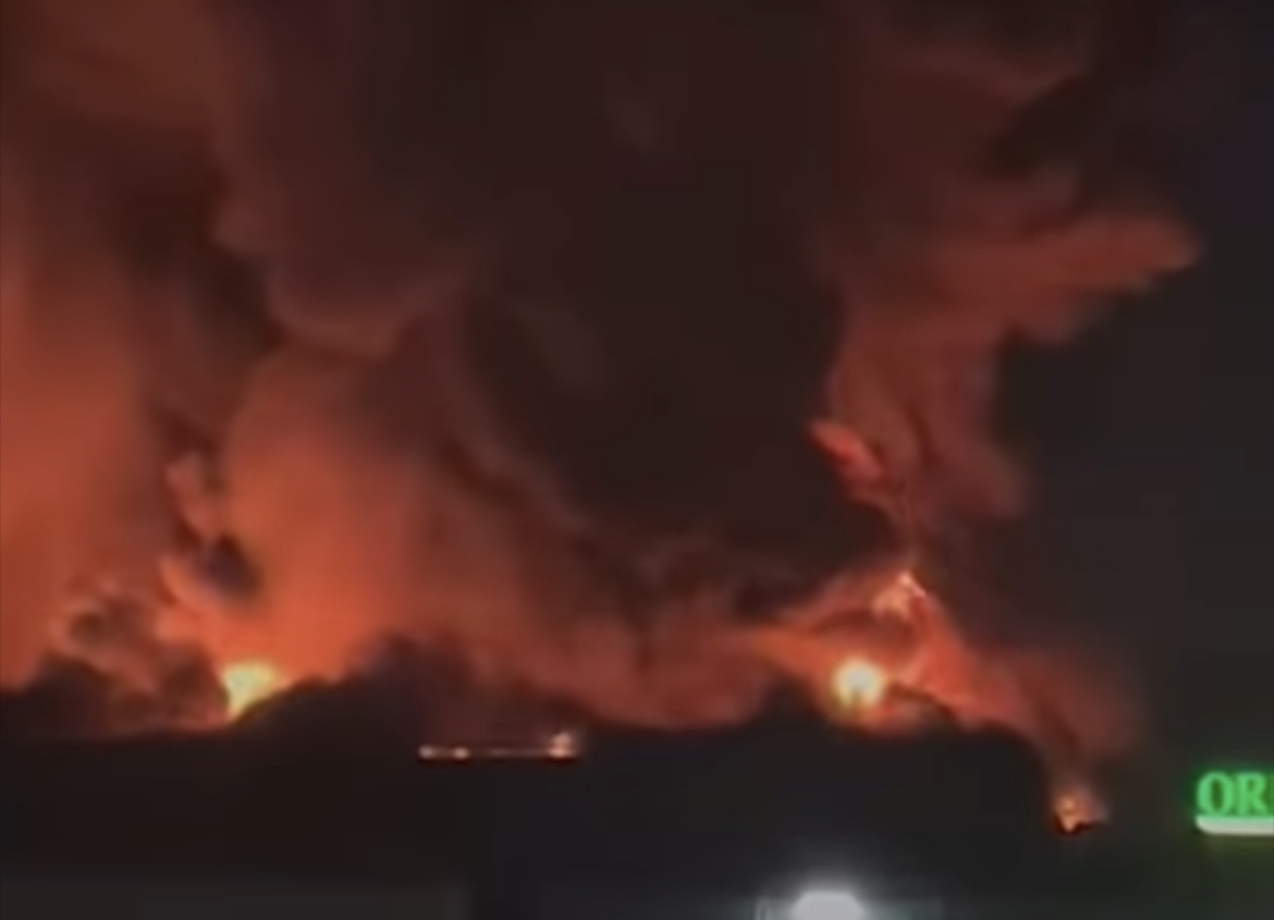Incredibile incendio sulla Pontina, danneggiato il negozio Orizzonte (le FOTO)