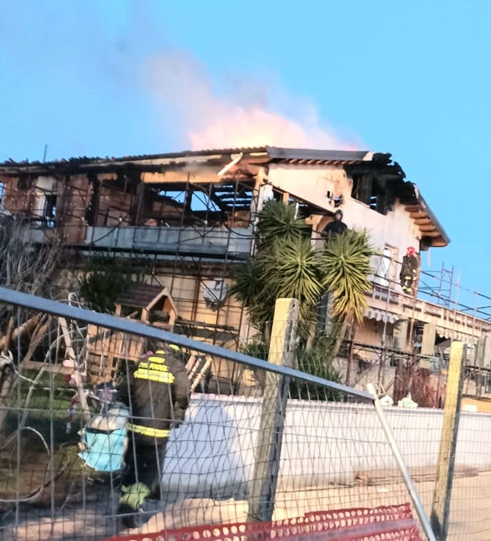 Incendio ad Anzio, evacuata la famiglia residente al primo piano