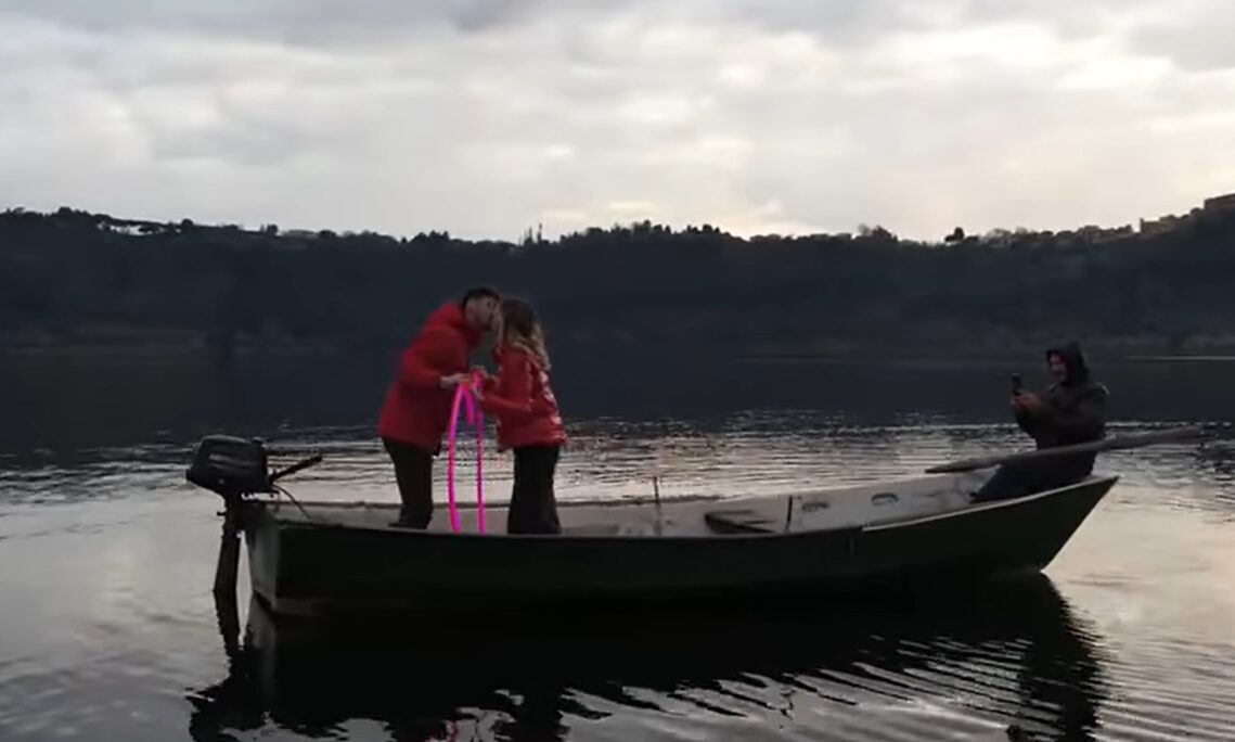 La romantica proposta di matrimonio sul lago: il video fa il giro del web