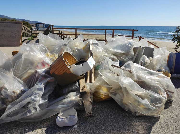 Raccolti circa 50 sacchi di rifiuti: plastica, cotton fioc, siringhe, mozziconi di sigaretta e lastre di eternit (FOTO)