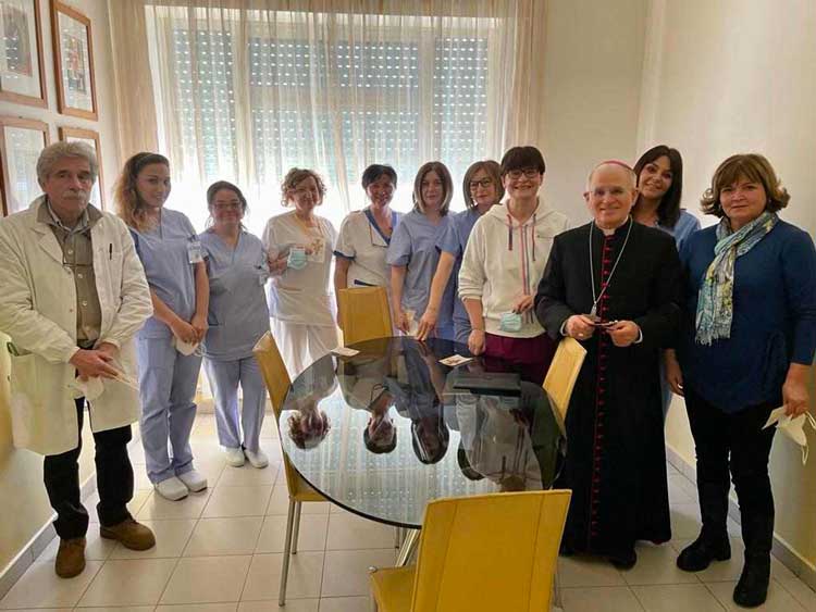 Latina, il Vescovo visita l'Hospice della clinica San Marco