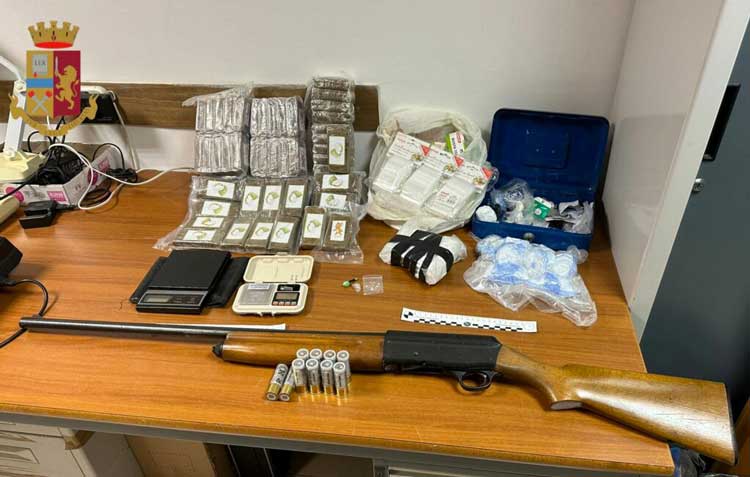 Cocaina e armi nascosti in un terreno a Lavinio, la Polizia arresta un 40enne