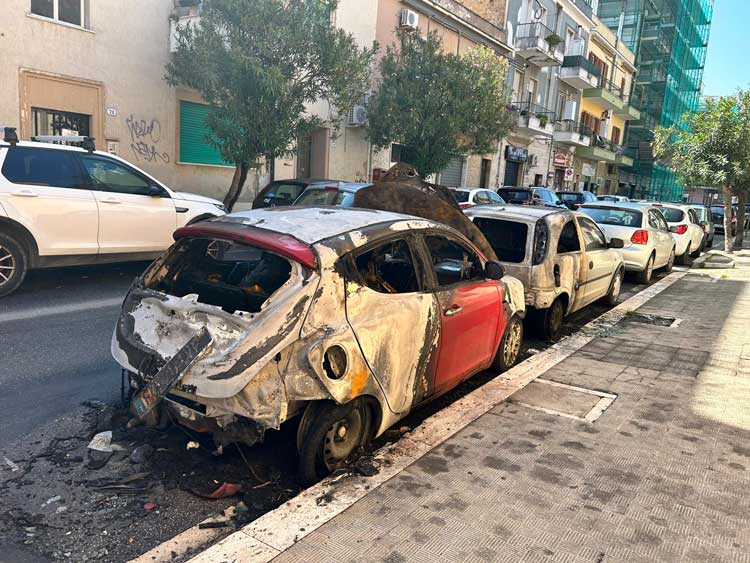 Corto circuito, due auto distrutte dalle fiamme in via Veneto a Nettuno