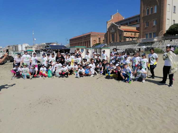 Gli studenti della scuola di Sandalo di Levante puliscono la spiaggia a Nettuno