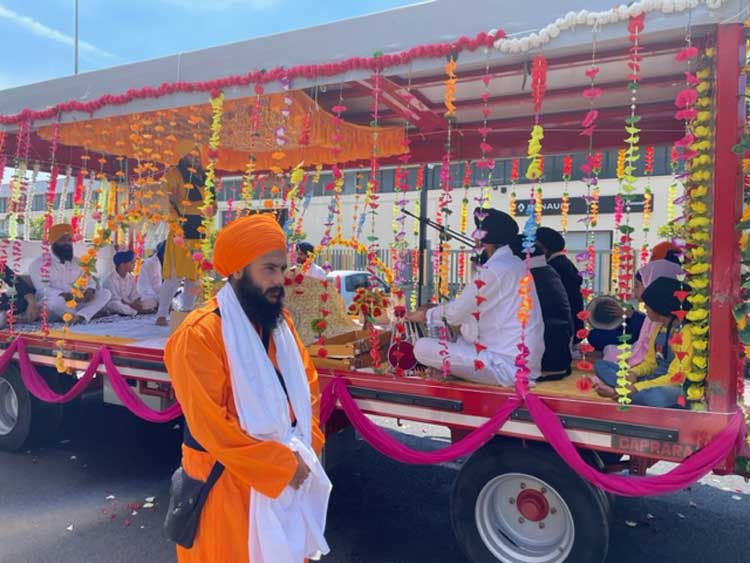 Aprilia si colora con un tappeto di indiani Sikh in festa. Le FOTO