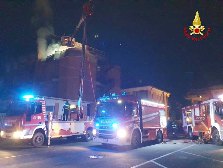 Latina, incendio stanotte davanti l'ospedale Goretti