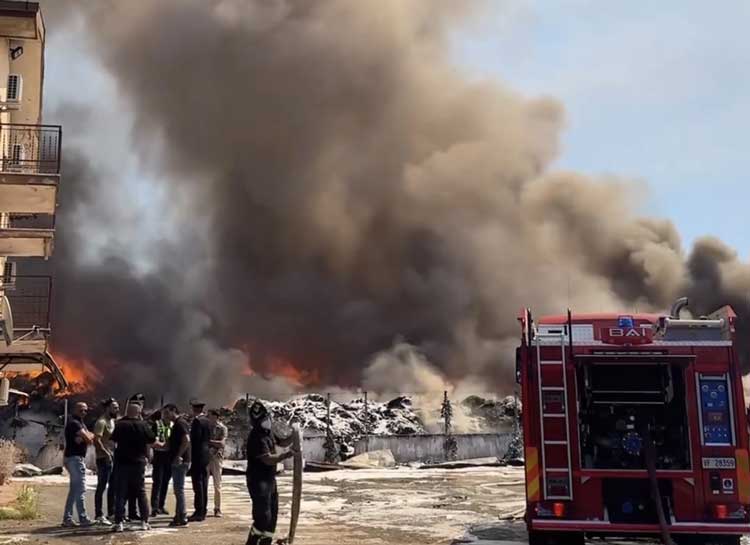 Incendio rifiuti ciampino