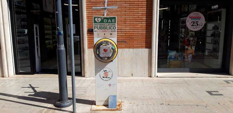 Rubato l'ennesimo defibrillatore pubblico a Latina. «Ma non potranno rivenderselo»