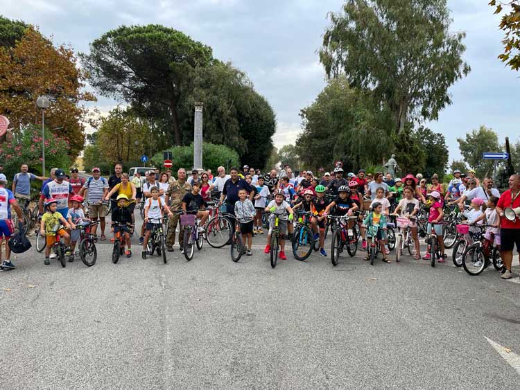 Folla di ciclisti questa mattina per la Pedalata nella natura all’Uttat di Nettuno