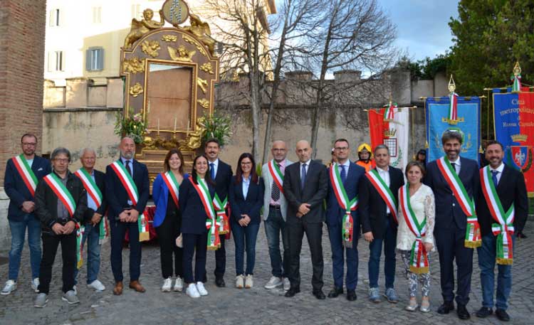Grottaferrata celebra San Nilo: alla (commovente) processione 12 sindaci dei Castelli Romani