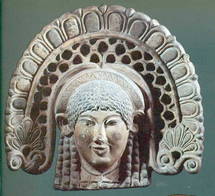 Lanuvio, testa femminile di 2600 anni rinvenuta sotto il tempio di Giunone Sospita. Dove ammirarla