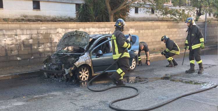 Pavona, l'auto prende fuoco: paura a via Roma. Per fortuna il serbatoio di GPL è vuoto