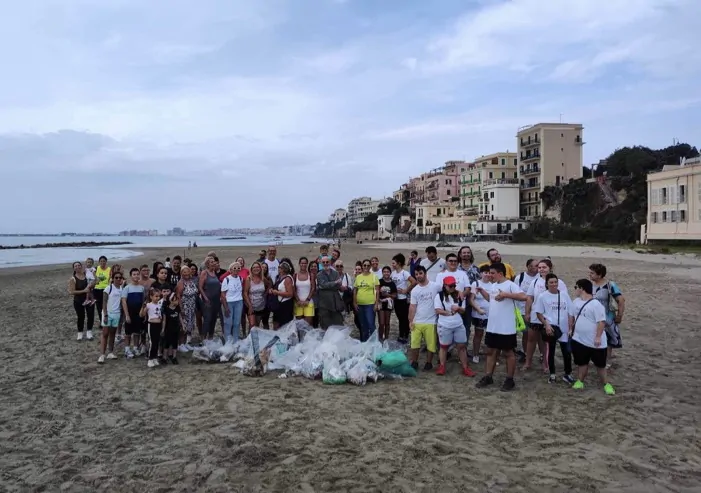 I volontari puliscono la spiaggia, il Comune di Nettuno: “Grazie a tutti”
