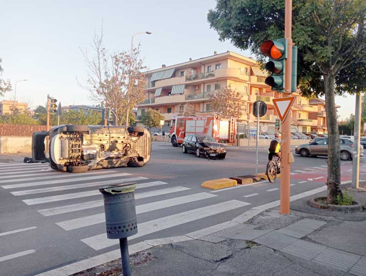 Aprilia, incidente tra due auto all'incrocio di via Toscanini