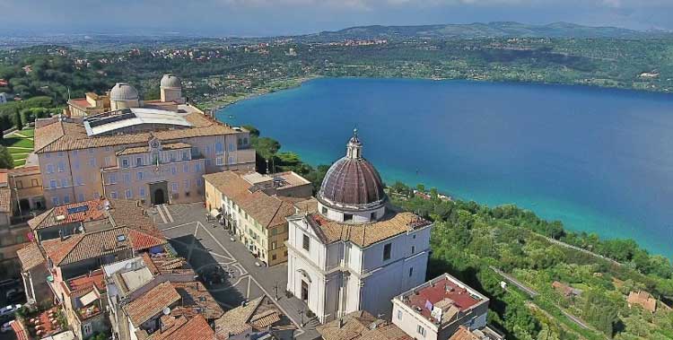 Lago Albano, meno 7 centimetri d'acqua in 1 mese: riduzione dei prelievi in vista per Acea e Vaticano