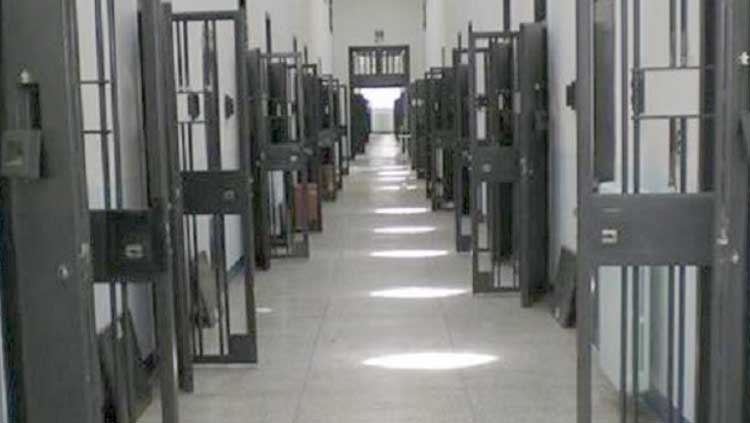 Droga in carcere a Velletri nascosta tra i salumi e shampoo: 33 arresti