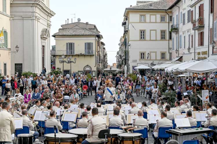 La banda dell'Esercito a Castel Gandolfo, gli scatti più belli (immortalati dai militari)