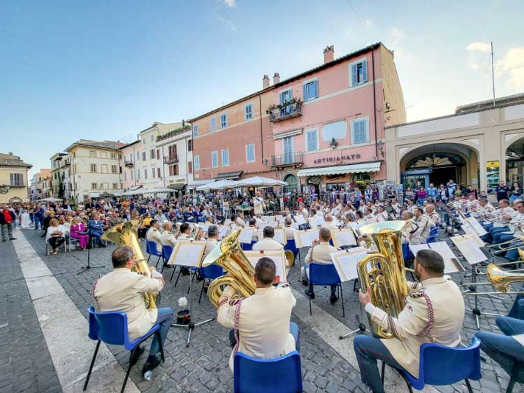 La banda dell'Esercito a Castel Gandolfo, gli scatti più belli (immortalati dai militari)