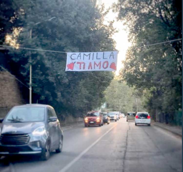 Frascati, lo striscione 'Camilla ti amo'  affisso su via Cicerone emoziona i passanti