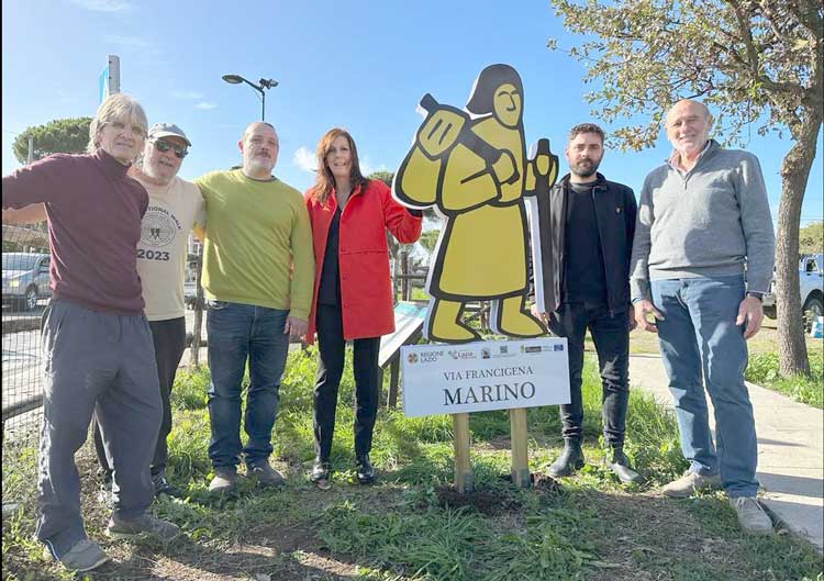 A Marino arriva il nuovo (grande) segnale che indica la tappa della via Francigena