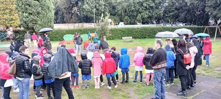 Frascati, bimbi e Comune piantano un nuovo leccio al parco dell'Ombrellino
