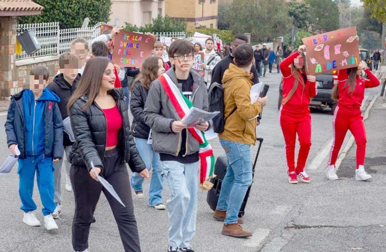 Monte Compatri, studenti in piazza (con fascia tricolore) nel giorno della violenza sulle donne