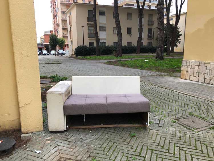 Aprilia, un divano 'invisibile' al Parco della Pinetina